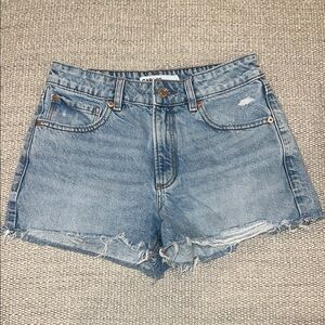 Garage women classic cut jean shorts in size 25/01